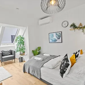 1 Min To Public Transport - 3 Min To Supermarket And Pharmacy - On-site Parking For 19,90 Eur , Wiedeń Austria